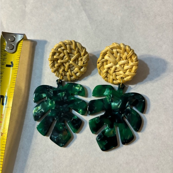 Tropical green monstera resin dangly earrings - Picture 3 of 4
